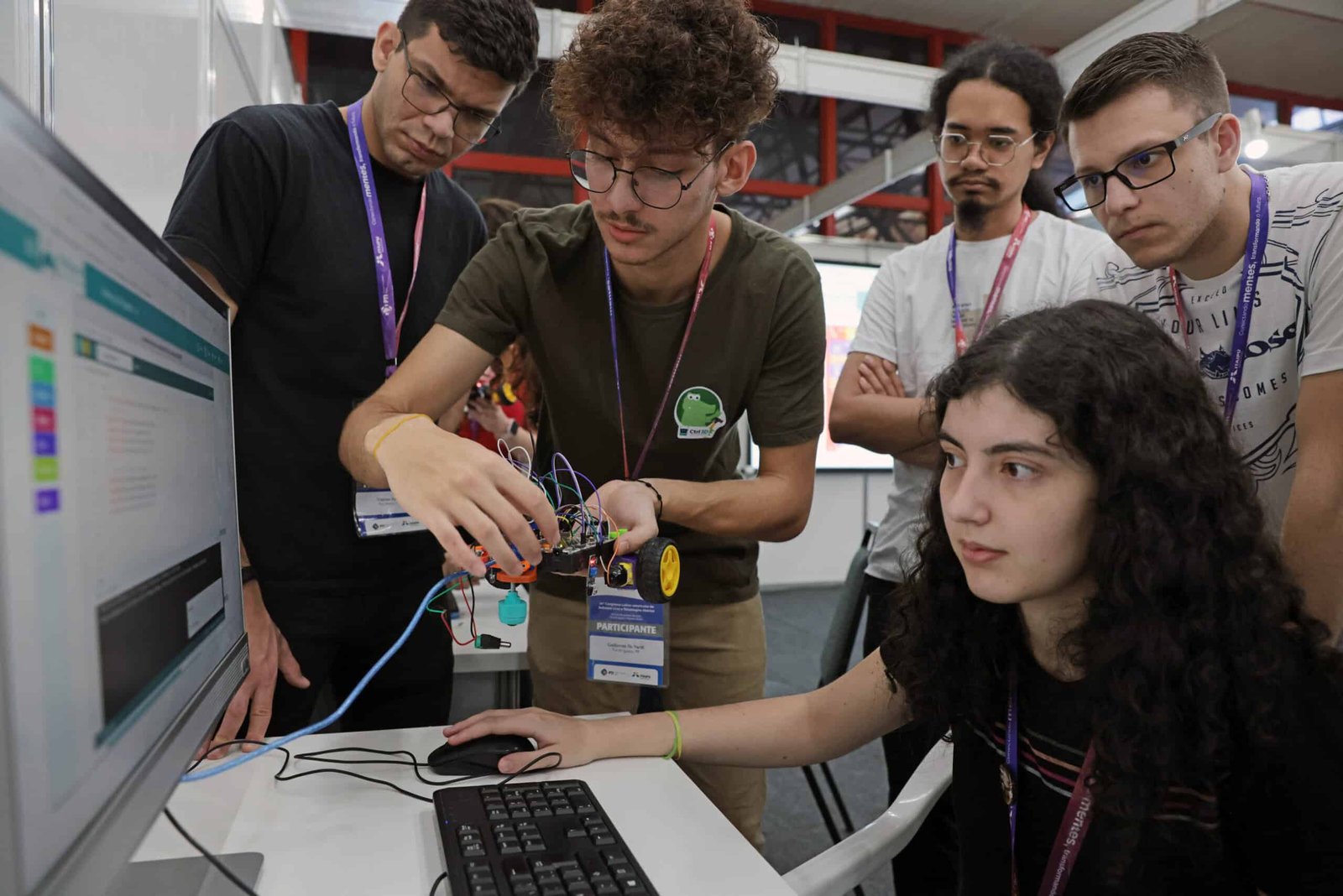 Jovens participando de uma atividade prática de robótica na Latinoware